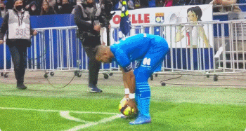 库里尝试用高尔夫球投洞，看起来比他投三分难多了